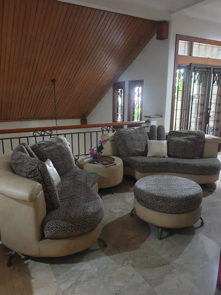 Sofa Beludru Jumbo dengan Mejanya