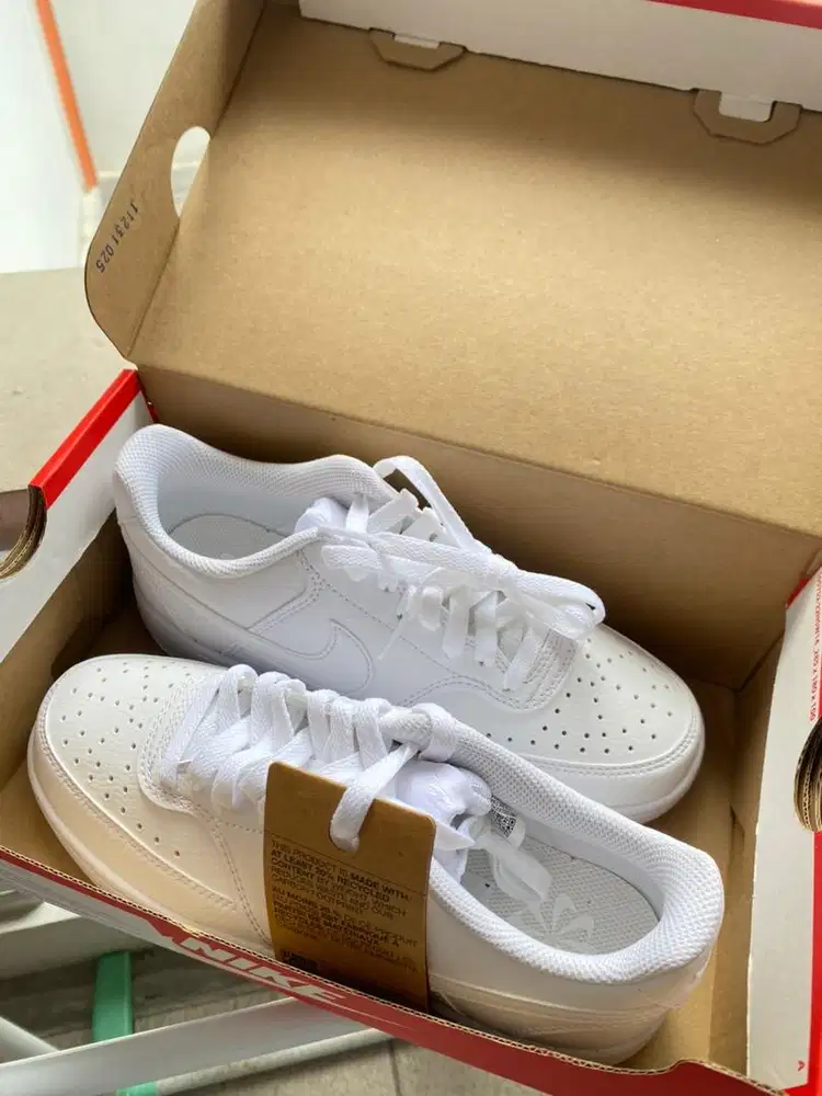 Sepatu nike warna putih susu dan belum pernah di pakai