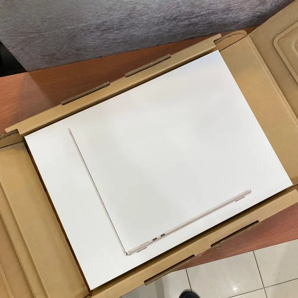 BNIB New Macbook Air M2 15 8/256GB Starlight iBox 1 Tahun