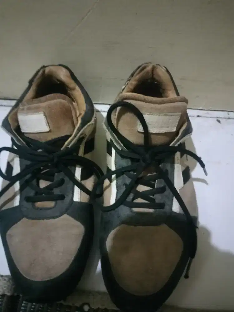 Sepatu bally bekas