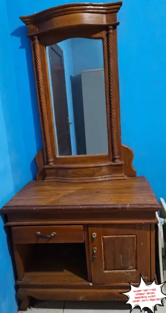 Meja rias bahan kayu