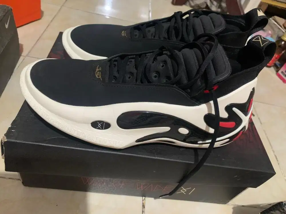 Sepatu basket Lining wade