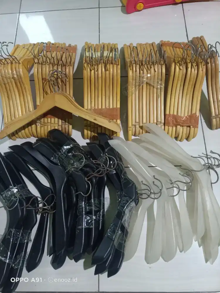 Hanger kayu bekas