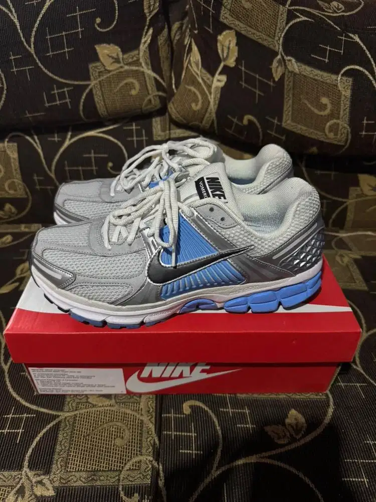 (Preloved) - Sepatu Nike Vomero 5 - (Size 44,5)