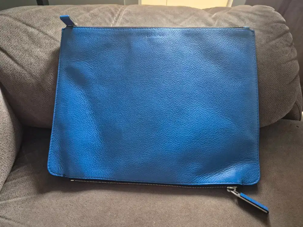 clutch / pouch Calvin klein original store..like new..geneuine leather