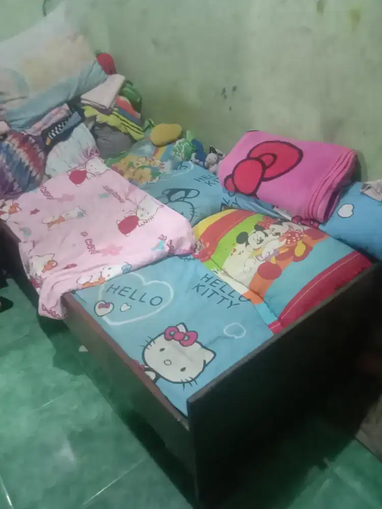 Tempat tidur Ranjang