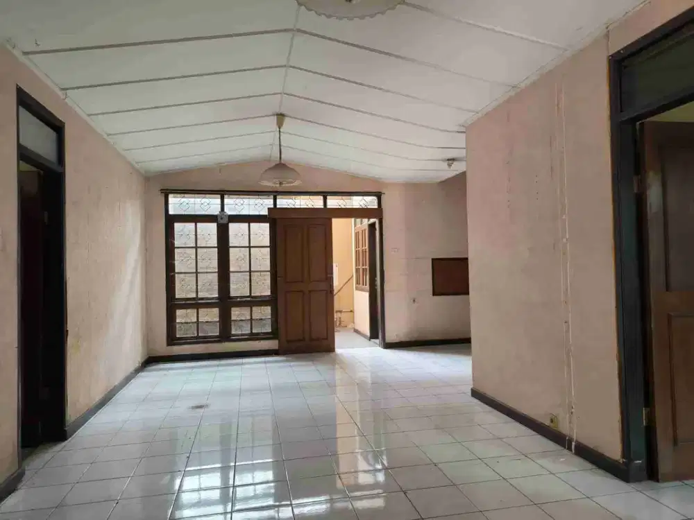 Disewakan Rumah Luas 
di Turangga