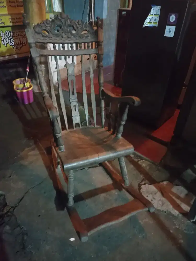 kursi goyang jati