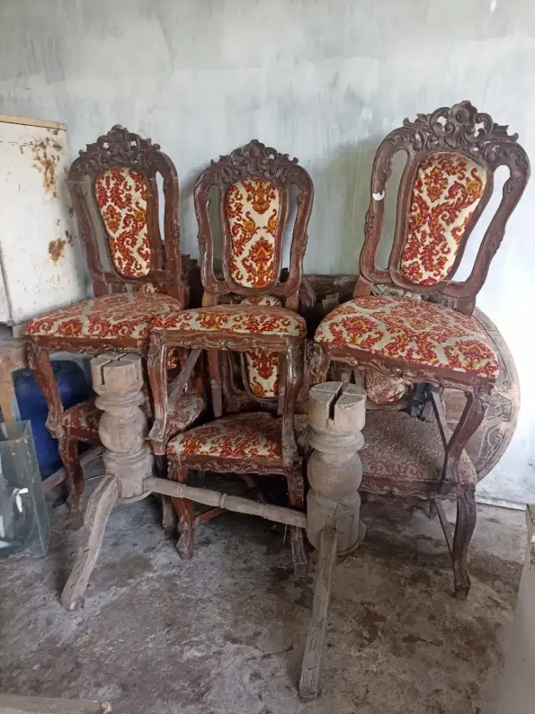 meja makan besar rusak
