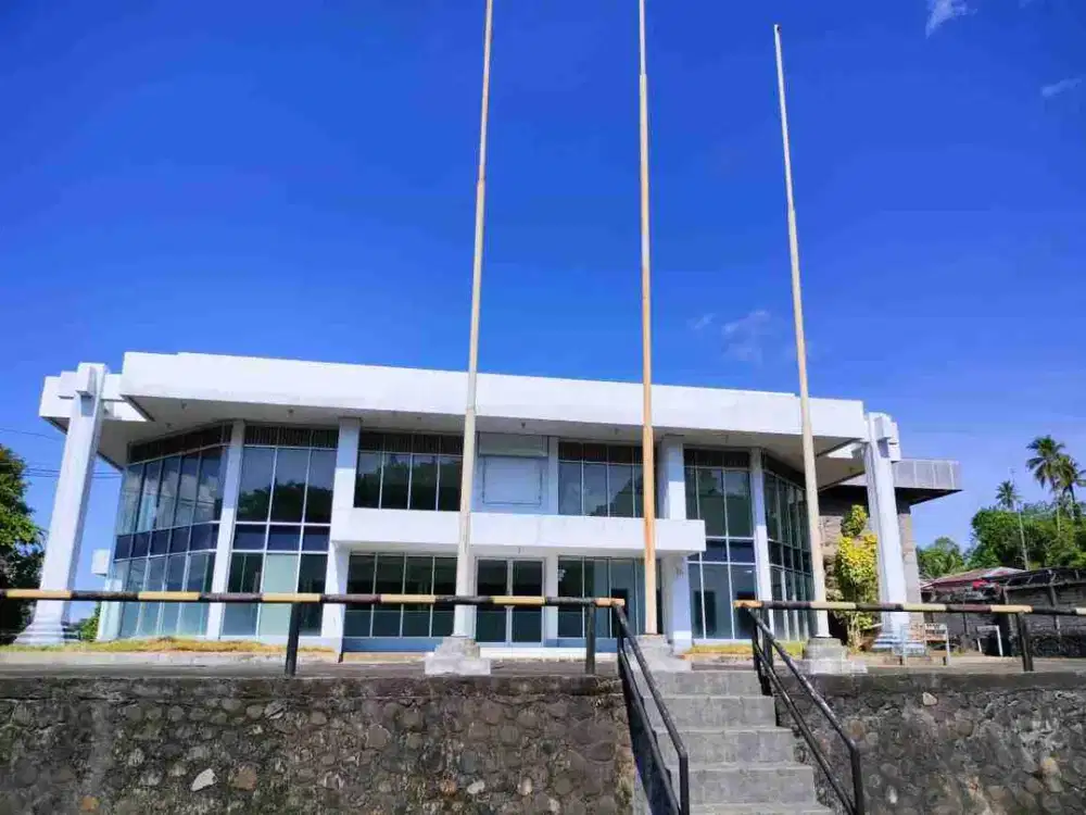 di sewakan gedung besar manado ada kantor dan ruangan besar dan gudang cocok buat showroom, kantor,sekolah,universitas,distributor,parkiran luas dekat pusat kota manado