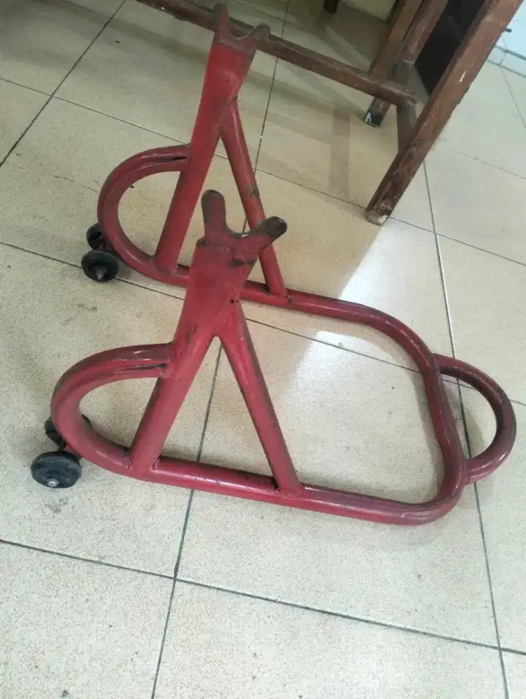 Paddock belakang motor