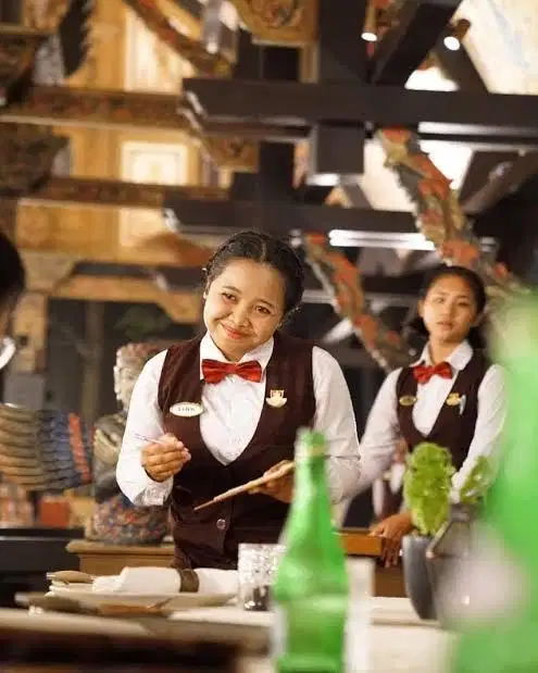 Waiters perempuan /Rumah makan /pengalaman