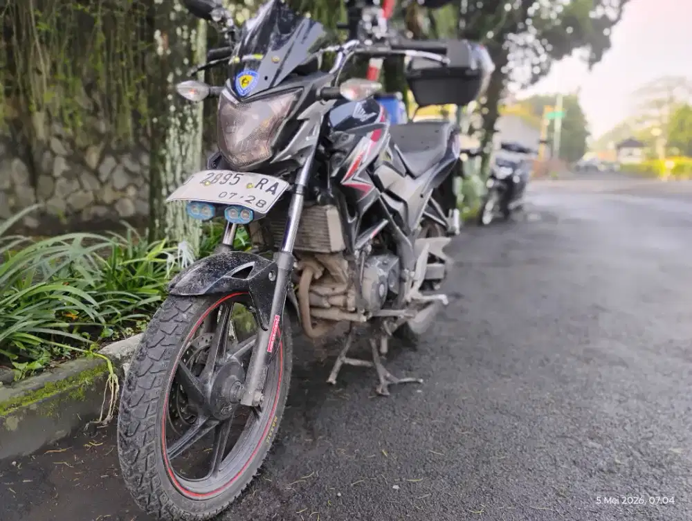 Honda cb 150r old