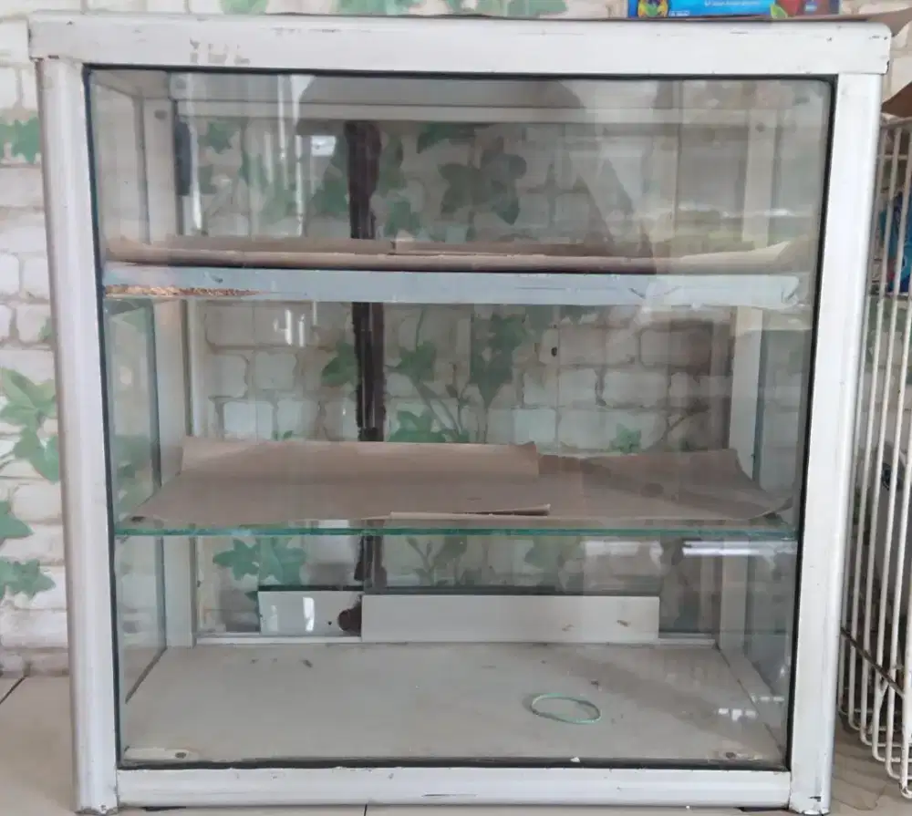 Etalase rokok kaca ukuran standar