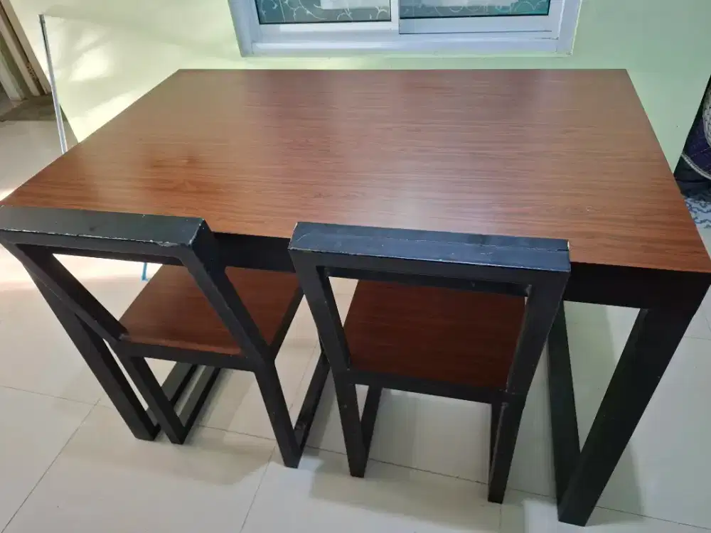 Meja makan rangka besi