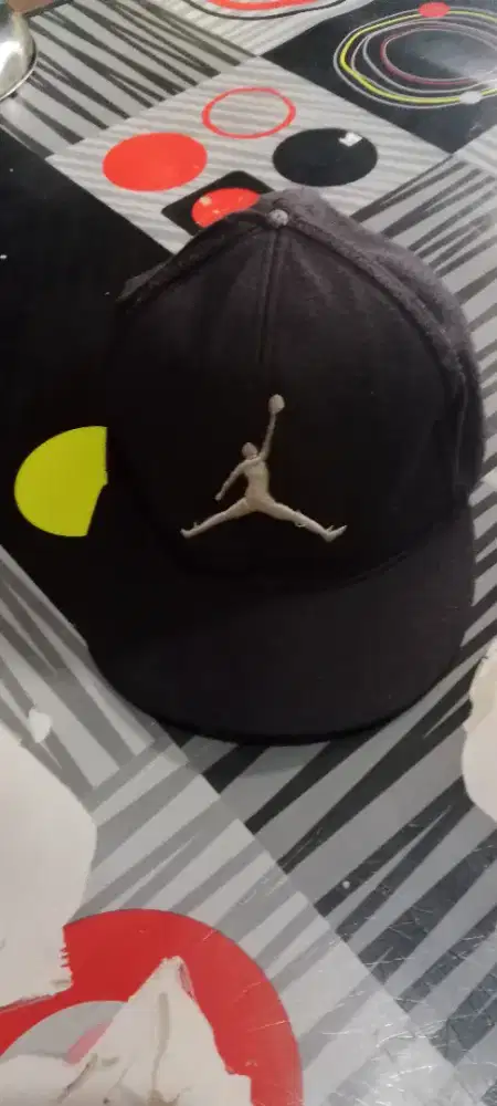 Topi Jordan  warna masih pekat