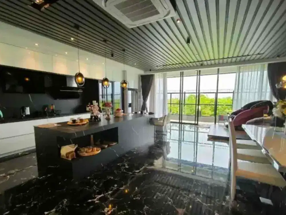 Di jual rumah double decker 5 lantai full furnish mewah 5 kamar tidur ada lift hadap utara / sea view carport muat 4 mobil ukuran 8x18 LT 144 m2 bangunan 720 m2 ada gym bioskop bar dan rooftop di double decker seafront ancol barat Jakarta utara