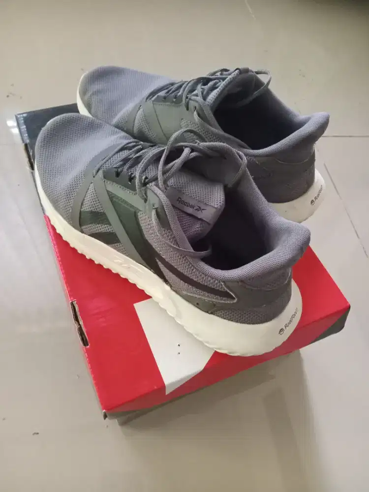 Sepatu sneakers reebok