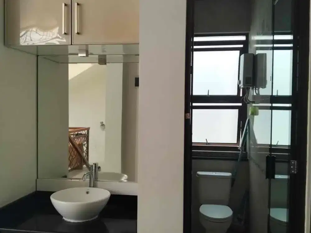 sewa rumah full furnished 3 lantai di sayap Dago