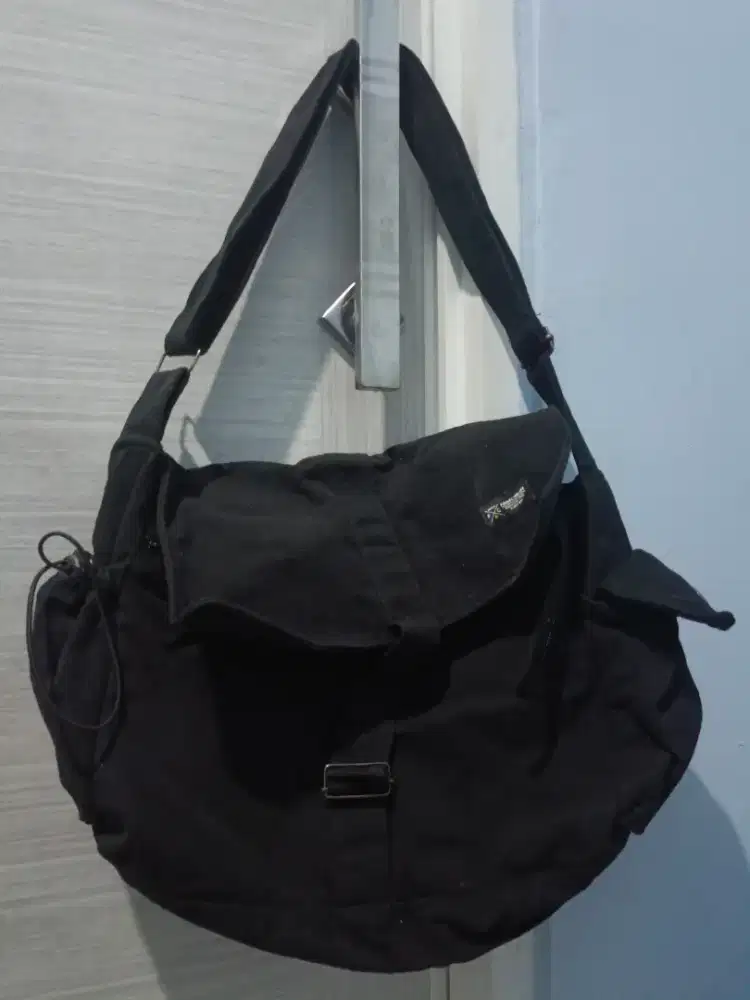 Tas hitam canvas slempang casual shoulder bag