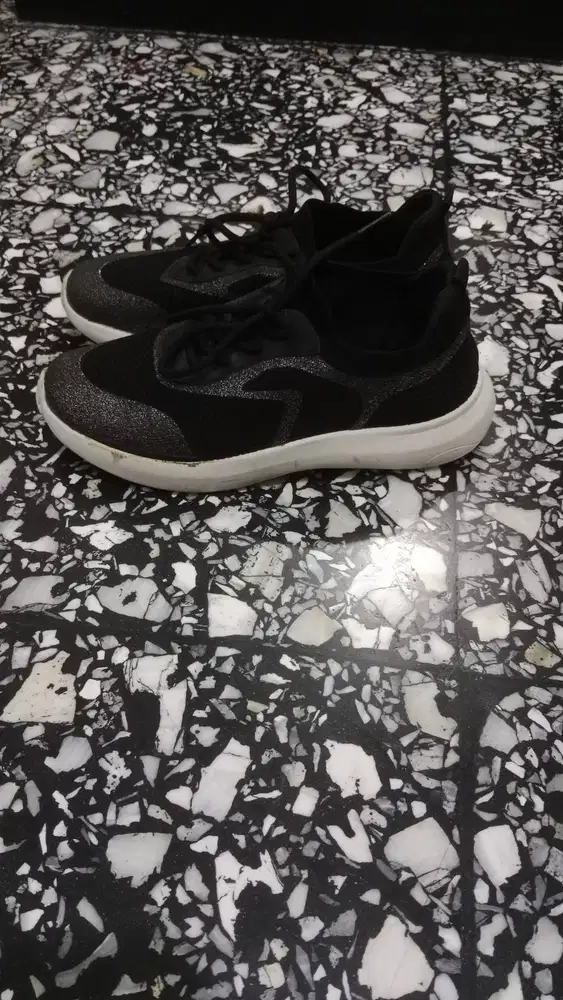 Di jual 2 sepatu cewek, original urban n co, warna hitam size 40 & 41