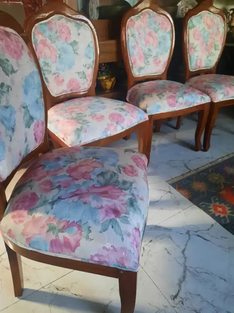 Dijial murah 4 kursi mkn msh bagus sekali
