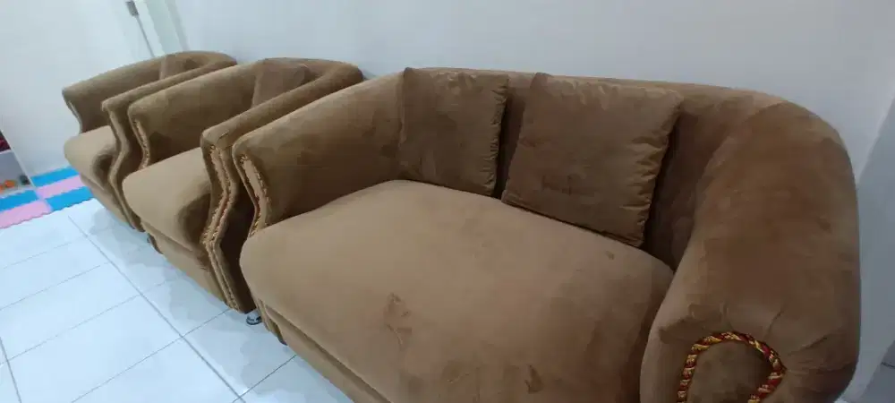 Sofa 2 + 1 + 1 Kondisi 99% Kain Beludru