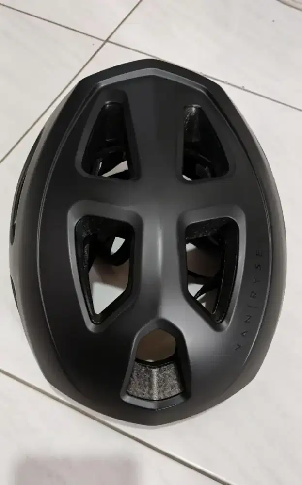 helm sepeda Van Rysel warna hitam