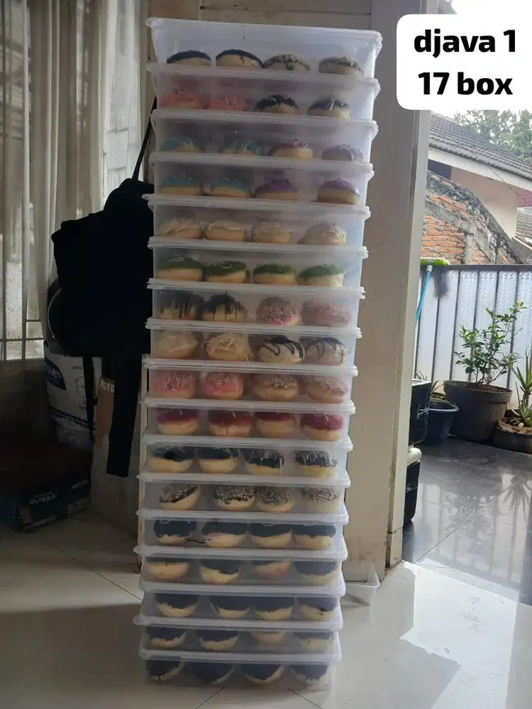 Dibutuhkan tenaga kerja untuk produksi donat