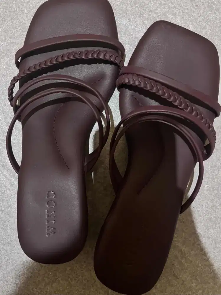 Heels winod burgundy
