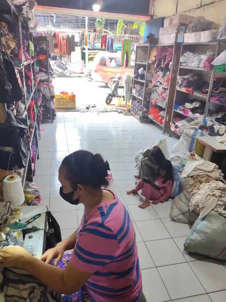 Dibutuhkan secepat nya 1orang cewek buat lipat dan layani pembeli