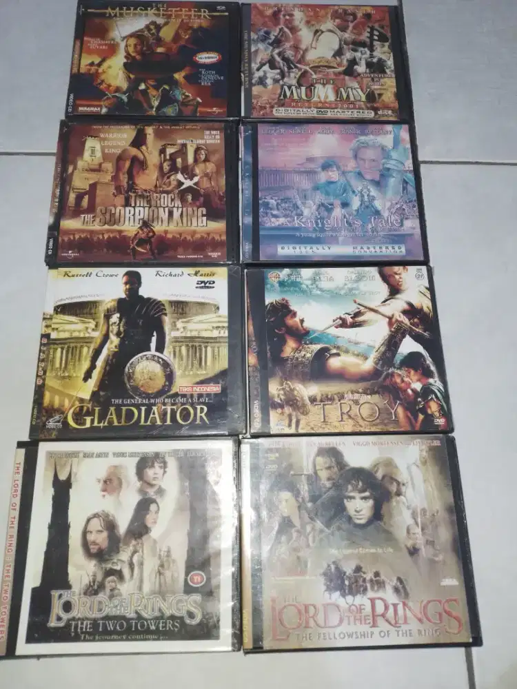 Koleksi vcd perang ada 8judul 16pcs, masing2 judul ada 2pcs side, nego