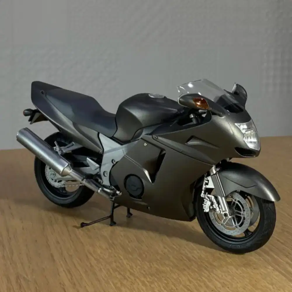 Tamiya Honda CBR 1100XX Blackbird 1:24 plastic model kit