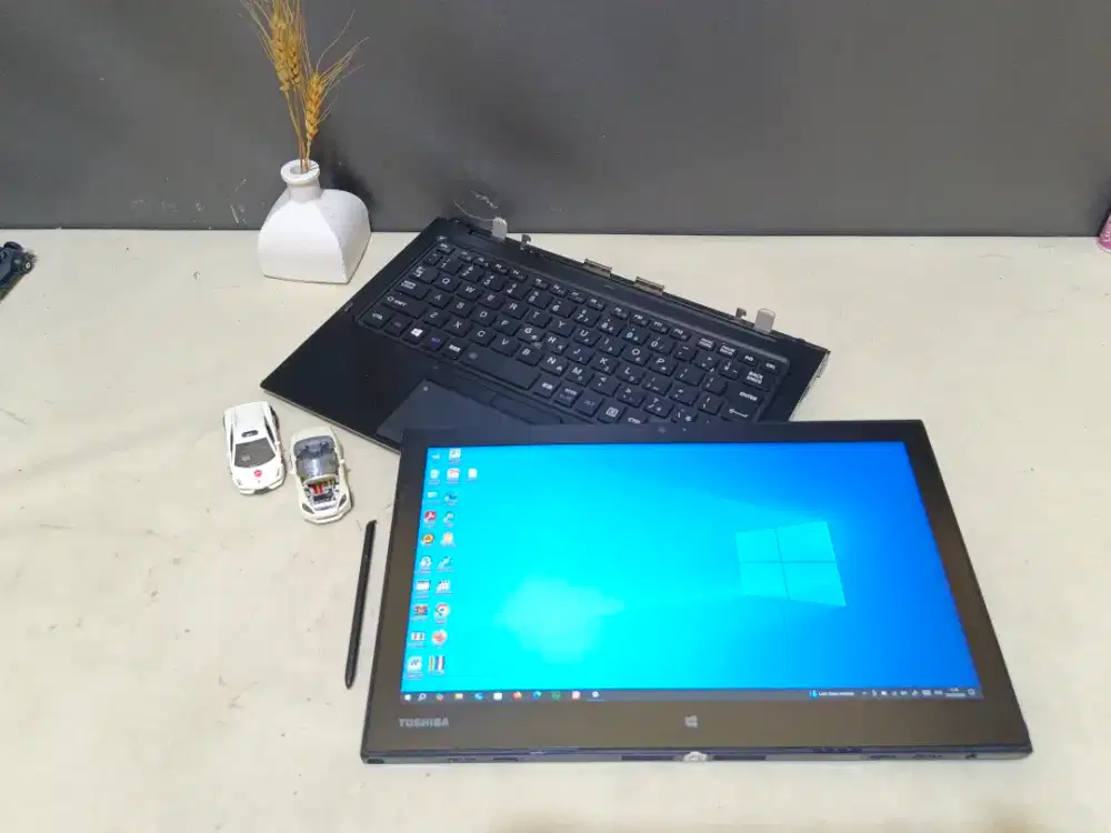 Laptop Desain Toshiba Dynabook R82/A 3in1 Touchscreen Bisa Jadi Tablet
