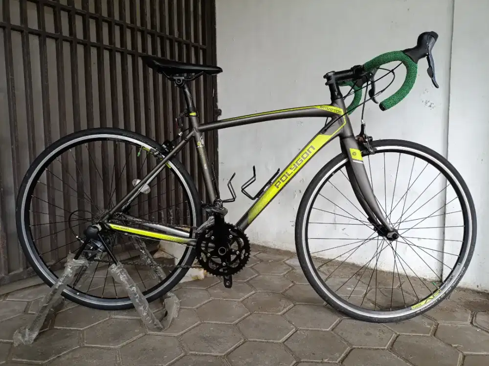 Garage Sale! Road Bike Polygon Strattos S2