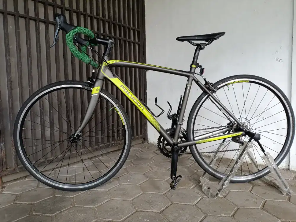 Garage Sale! Road Bike Polygon Strattos S2