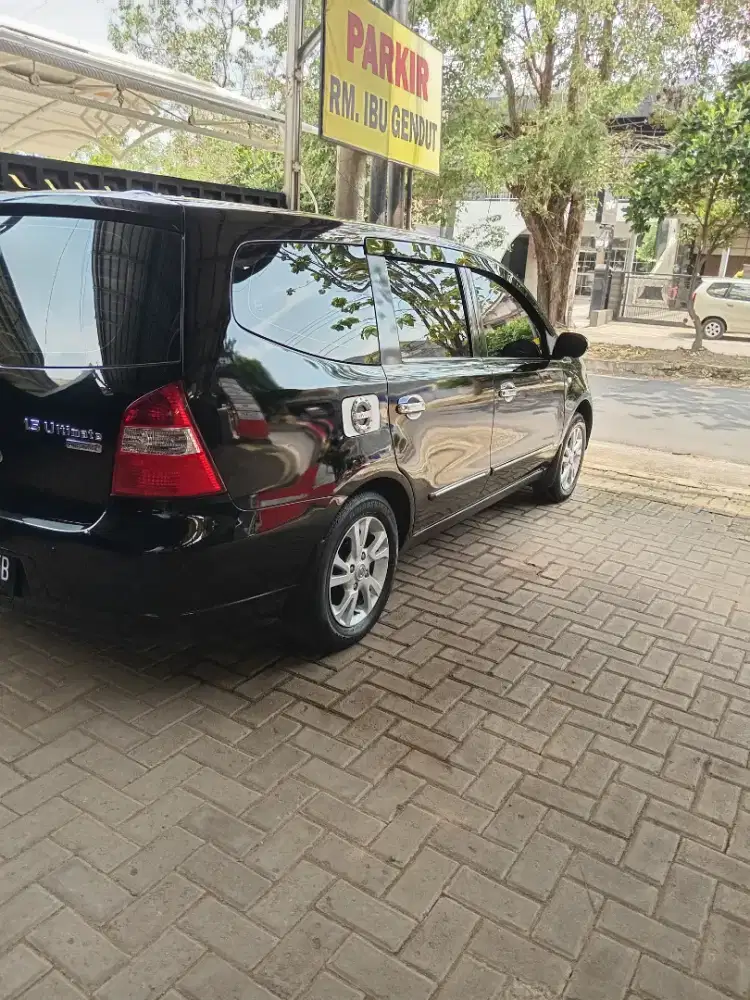 Nisan grand livina