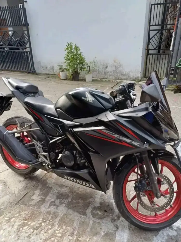 Motor CBR hitam