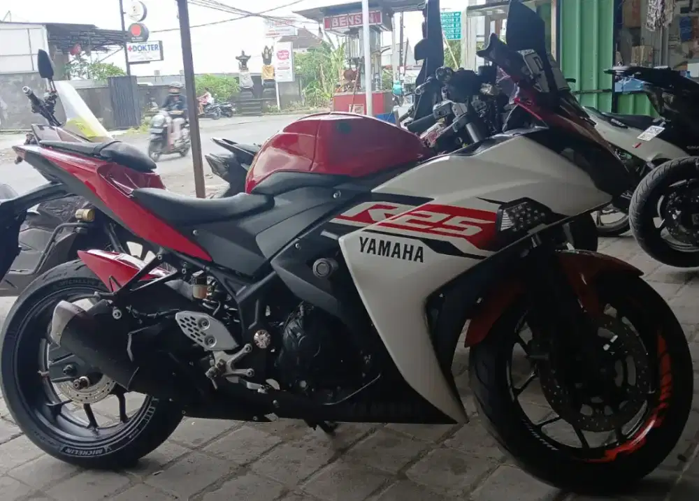 Yamaha r 25 merah putih tahun 2014