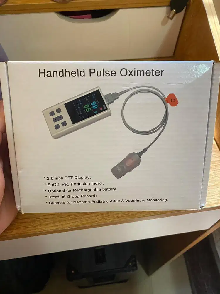 Handheld pulse oximeter untuk mendeteksi oksigen dan denyut nadi
