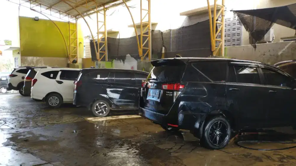 Pekerja Doorsmeer Cuci Mobil Berpengalaman