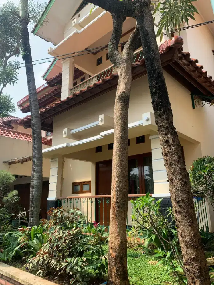 Di jual rumah mewah 2 lantai Perumahan Pesona Khayangan Kota Depok