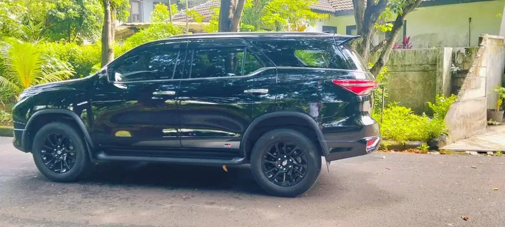 Toyota Fortuner 2.8 GR Sport Hitam