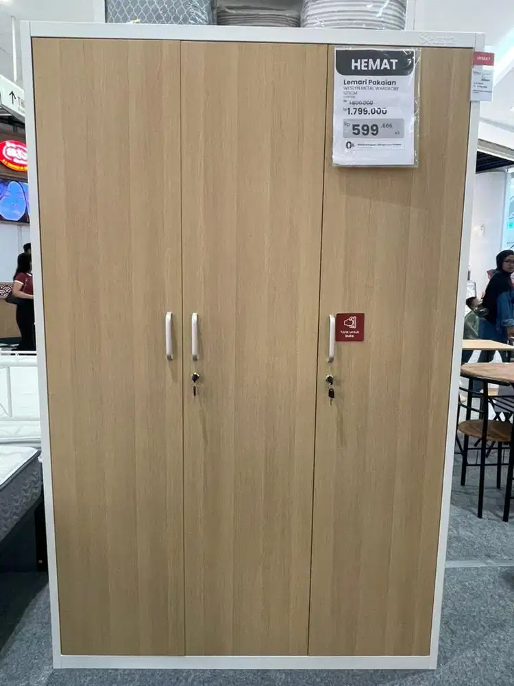 Lemari Pakaian Metal 3 Pintu