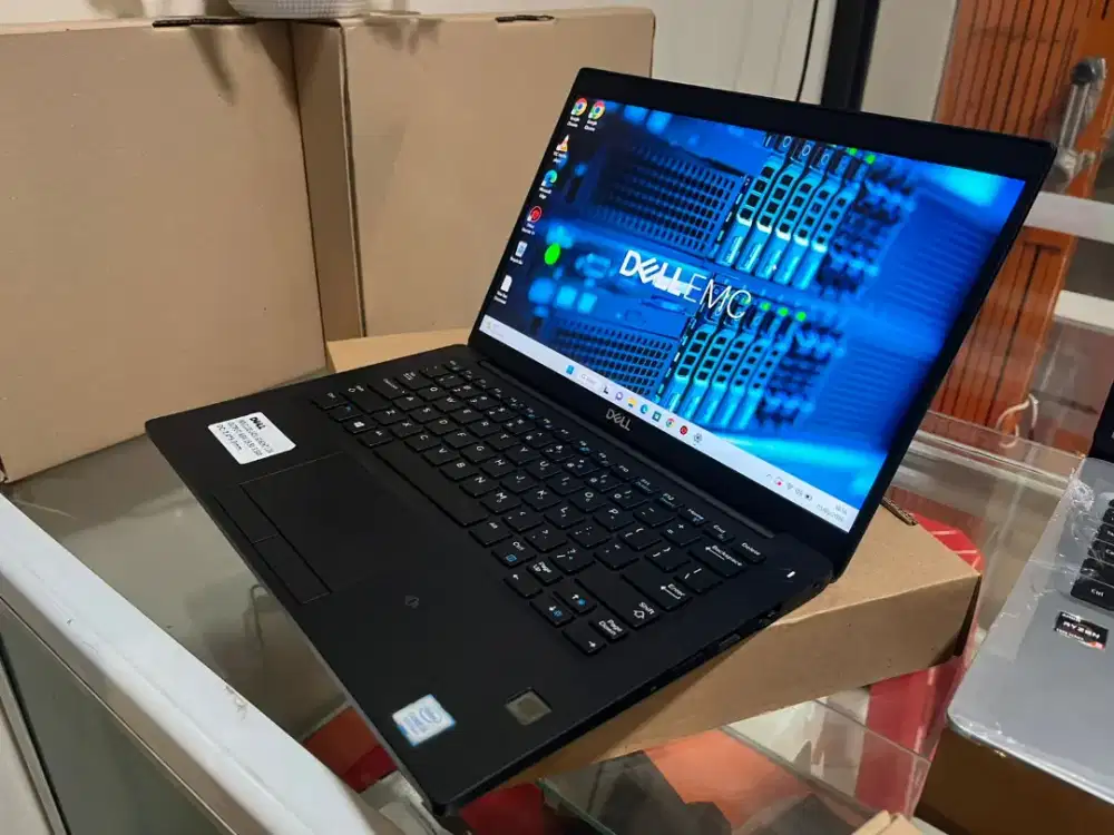 Dell Latitude 7390

 Core i5 gen 8
Ram 8gb ddr4
Ssd 256 gb