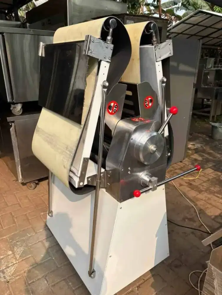 KWALITAS TERBAIK..Dough sheeter ,Merk SatMesin
listrik 1 phase