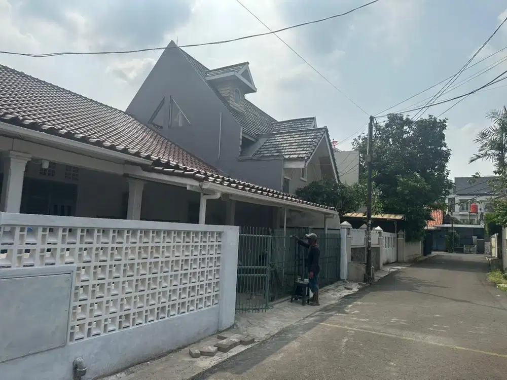 Semi Furnished, Jl Anggrek Rosliana II No: H-33, strategis dan tenang