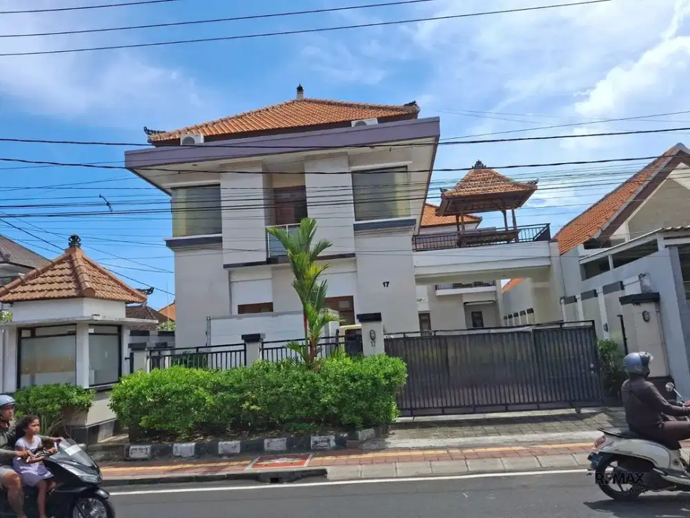 Rumah plus Kantor Fully Furnish 2 Lantai Dijual, di Denpasar Utara