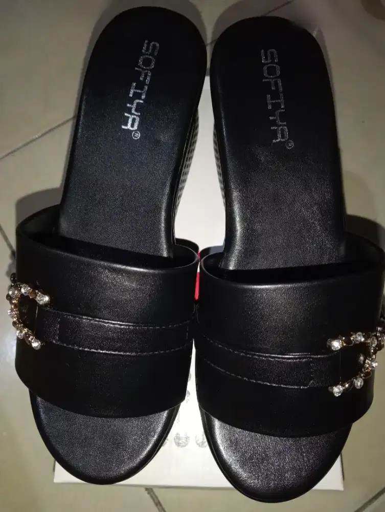 Sendal wedges hitam elegan
