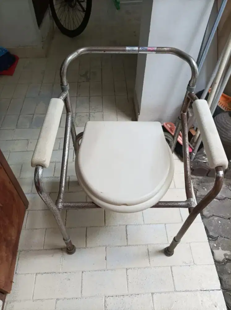 Kursi BAB pasien lansia